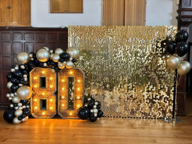✨🖤 80th birthday at @mayflower_place_hertford with our rustic light up numbers and gold sequin wall, finished perfectly with balloons by @shellbellesballoons

*
*
*
#lightuplove #goldsequinwallhire #80thbirthday #hertford #rusticlightupnumbers
