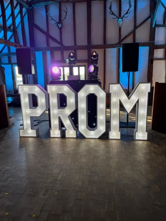 🏫✨ Lighting up @strattonschool prom at @knebworth_barns last week

*
*
*
*
*
#lightuplove #promlights #promdecor #knebworth #lightupprom