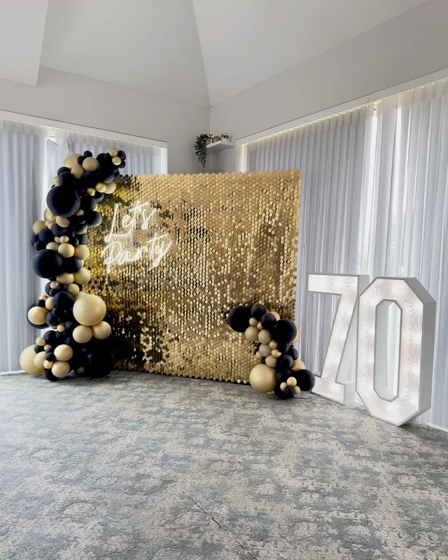 ✨🖤 70th birthday at @brickendongrangegolf with our 4ft light up numbers, gold sequin wall and let’s party neon, finished perfectly with balloons by @shellbellesballoons

*
*
*
#lightuplove #goldsequinwallhire #70thbirthday #hertford #lightupnumbers