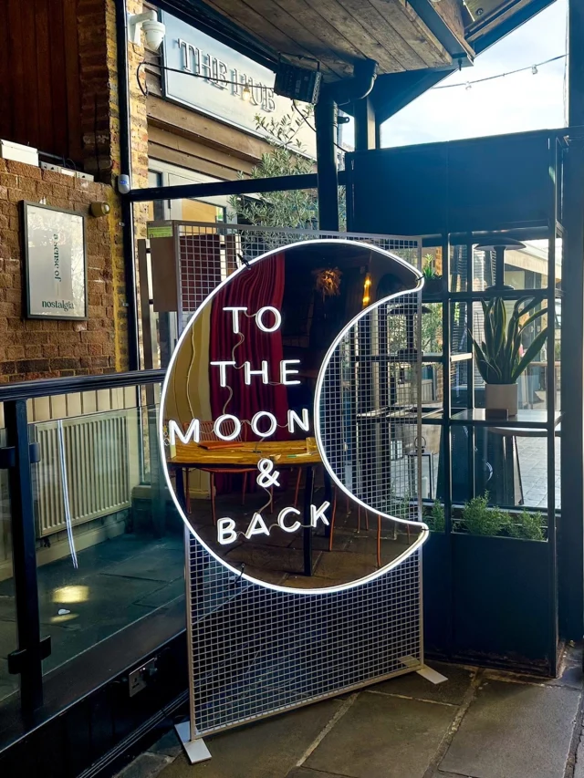 🌜✨ To The Moon & Back ✨🌜
Our gorgeous golden mirrored neon sign for a wedding at @thehubonverulam

*
*
*
*
*
#lightuplove #weddingneon #hertfordshirewedding #tothemoonandback #stalbans