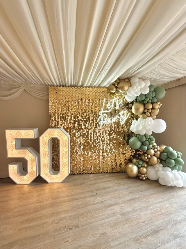 ✨💚 50th birthday at @theviewwelwyn with our 4ft light up numbers with warm white bulbs, gold sequin wall and let’s party neon, finished perfectly with balloons by @shellbellesballoons

*
*
*
#lightuplove #goldsequinwallhire #50thbirthday #welwyn #lightupnumbers